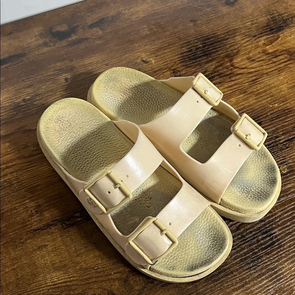 Gucci‎ Beige Sandals poor condition smells